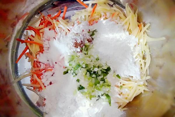 胡萝卜土豆丝饼的做法图解2