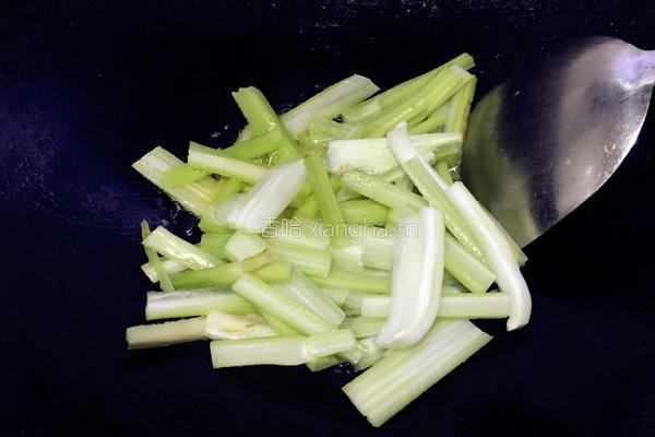 清炒芹菜香肠的做法图解6