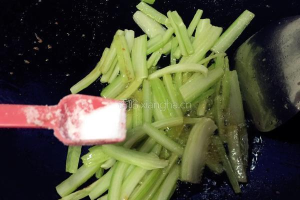 清炒芹菜香肠的做法图解7