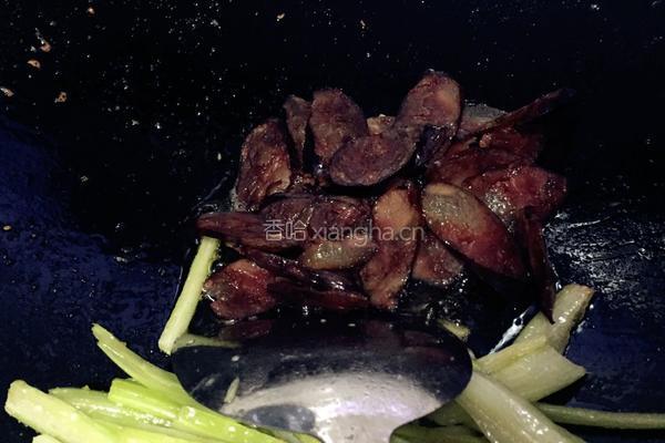 清炒芹菜香肠的做法图解8
