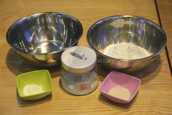 蜂蜜椰蓉小面包的做法图解1