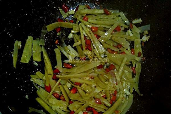 黄豆酸笋炒鱼干的做法图解5