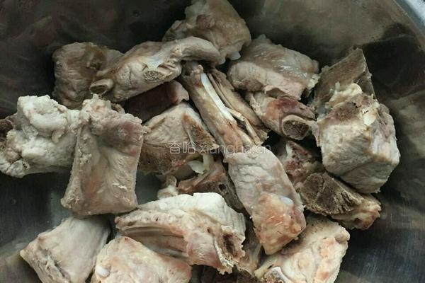 土豆炖排骨的做法图解1