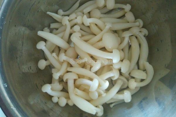 尖椒炒白玉菇鸡胸肉的做法图解2