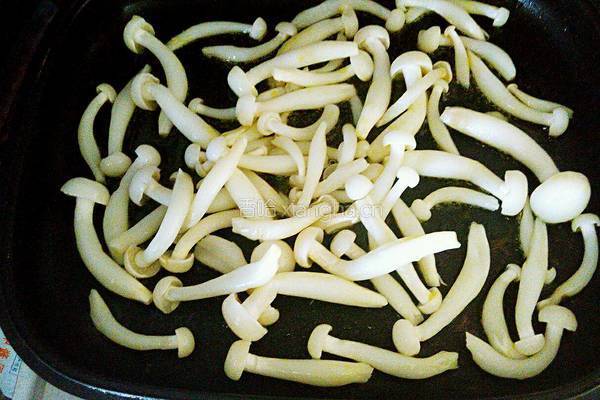 尖椒炒白玉菇鸡胸肉的做法图解4