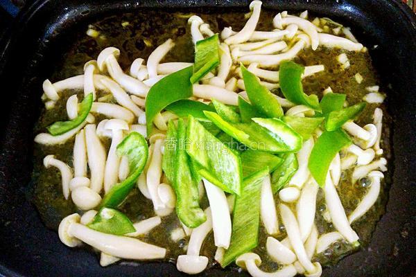 尖椒炒白玉菇鸡胸肉的做法图解5