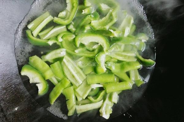 青椒芹菜鱿鱼的做法图解3
