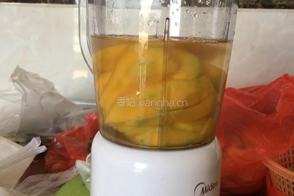 鲜榨芒果汁的做法图解2
