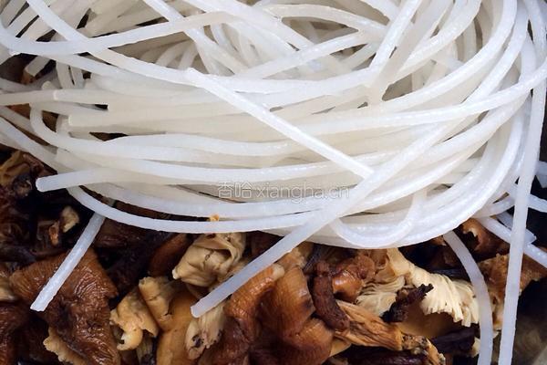 五花肉炖粉条蘑菇的做法图解7