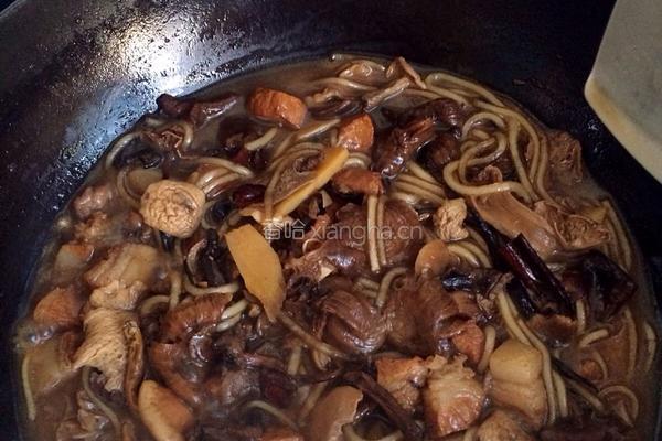 五花肉炖粉条蘑菇的做法图解8