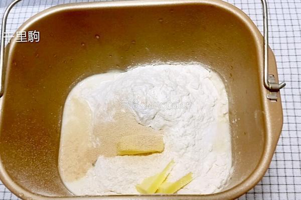 蓝莓酱面包卷的做法图解1