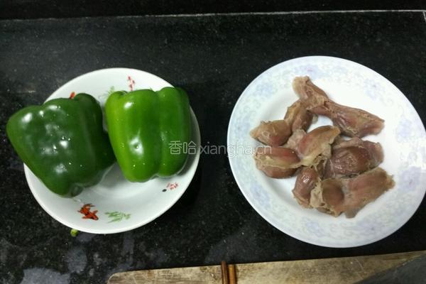 青椒炒鸡胗的做法图解1