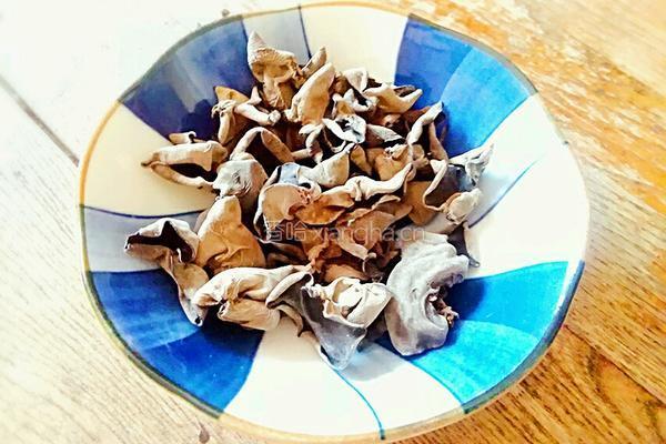 木耳炒白菜的做法图解1