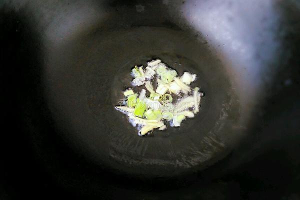 木耳炒白菜的做法图解5