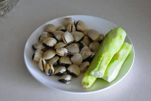 丝瓜蛤蜊汤的做法图解1