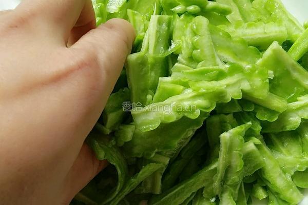 蒜蓉苦瓜的做法图解2