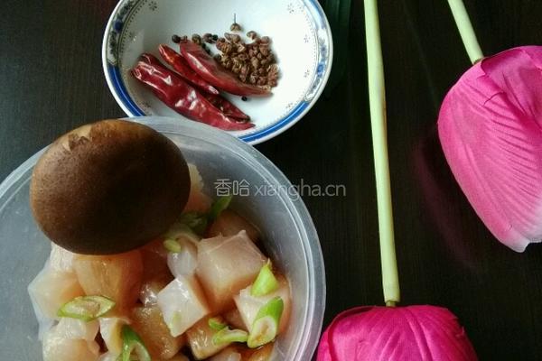 五彩果蔬鸡脯丁的做法图解2