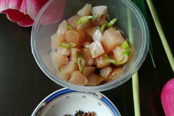五彩果蔬鸡脯丁的做法图解3
