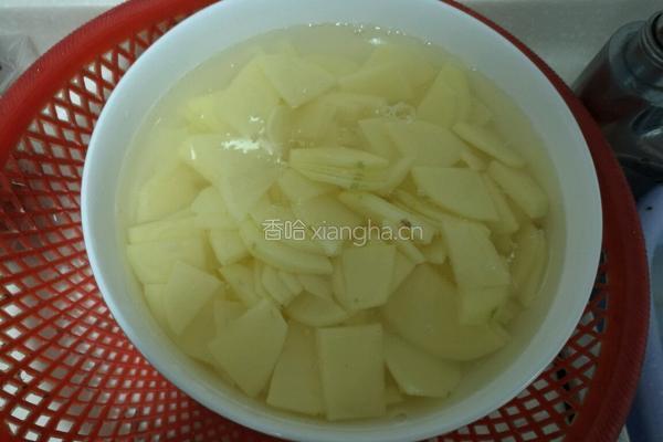 土豆胡萝卜洋葱的做法图解1