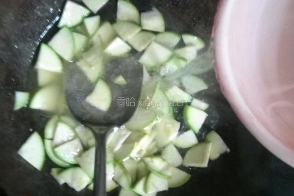 西葫芦面条汤的做法图解3