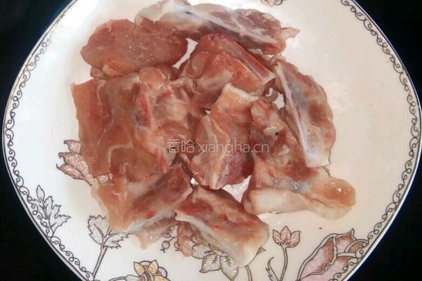 猪骨炖豆角土豆的做法图解1