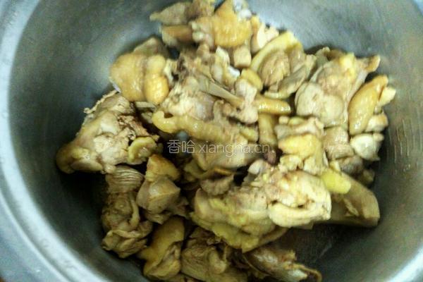 香菇炖鸡肉的做法图解1