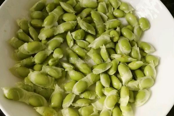 咸肉蒸毛豆子的做法图解2