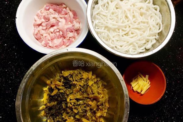 酸菜肉丝土豆粉的做法图解1