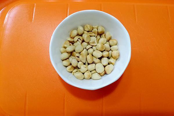 麻酱拌花生菠菜的做法图解2