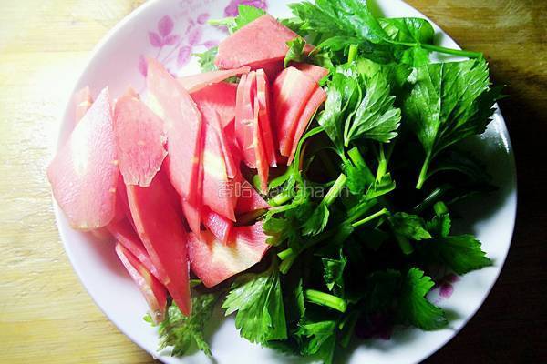 芹菜炒腐竹的做法图解2