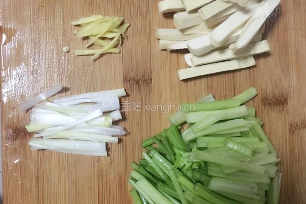 芹菜炒豆干的做法图解2
