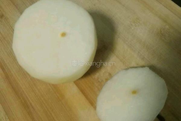 冰糖枸杞炖梨的做法图解2