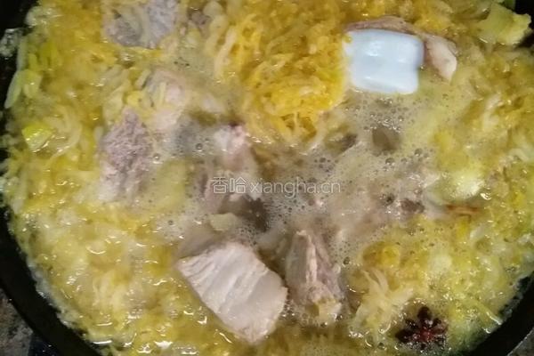 大骨头炖酸菜的做法图解4
