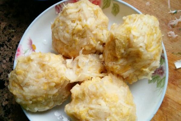 大骨头炖酸菜的做法图解1