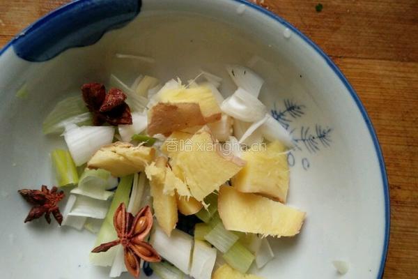 大骨头炖酸菜的做法图解2
