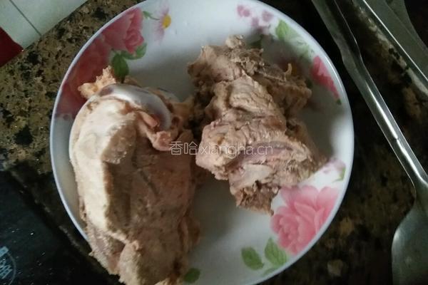 大骨头炖酸菜的做法图解3