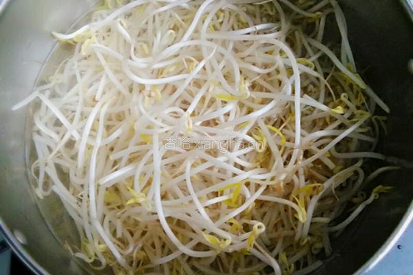 绿豆芽炒肉的做法图解2