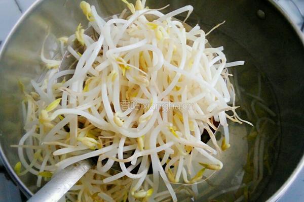 绿豆芽炒肉的做法图解3