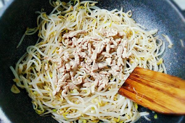 绿豆芽炒肉的做法图解10