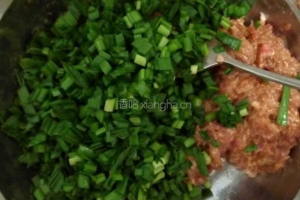 韭菜大肉饺子的做法图解4