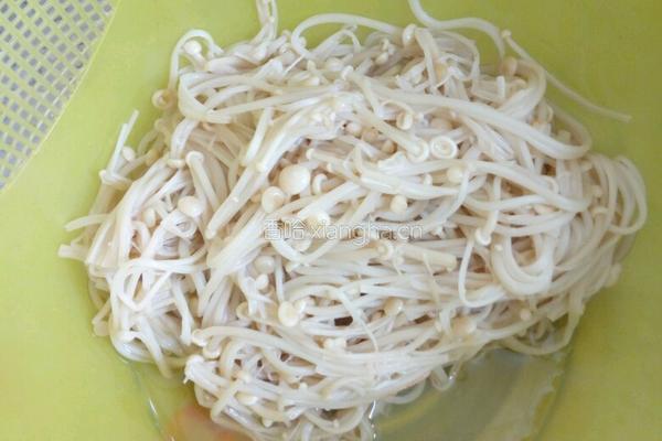 凉拌粉丝金针菇的做法图解1