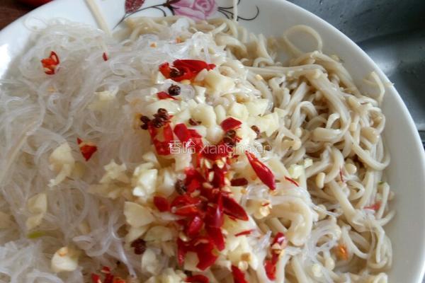 凉拌粉丝金针菇的做法图解3