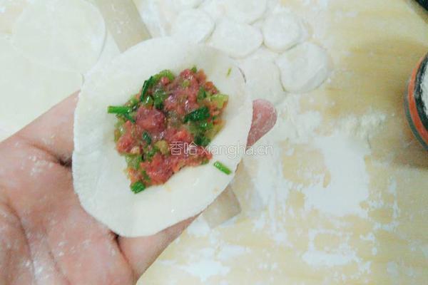 东北牛肉芹菜饺子的做法图解3