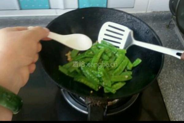 蒜香荷兰豆的做法图解4
