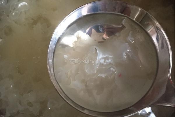 冰糖雪梨枸杞银耳羹的做法图解5