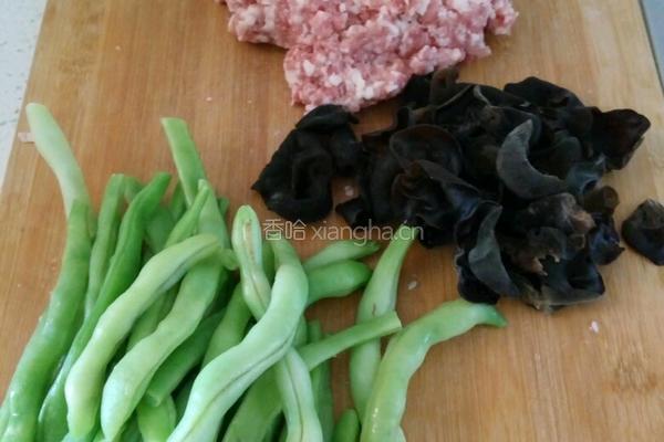 酱肉豆角包子的做法图解1