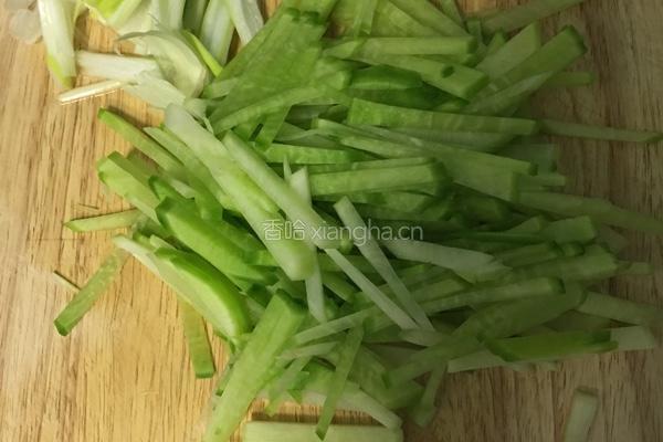 虾仁青萝卜粉丝汤的做法图解1