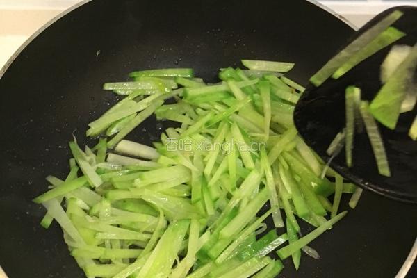 虾仁青萝卜粉丝汤的做法图解3