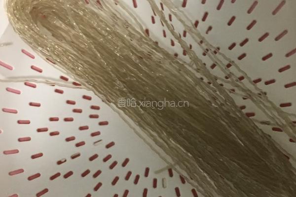 虾仁青萝卜粉丝汤的做法图解4