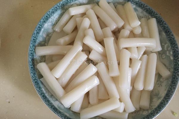 酱肉炒年糕的做法图解1